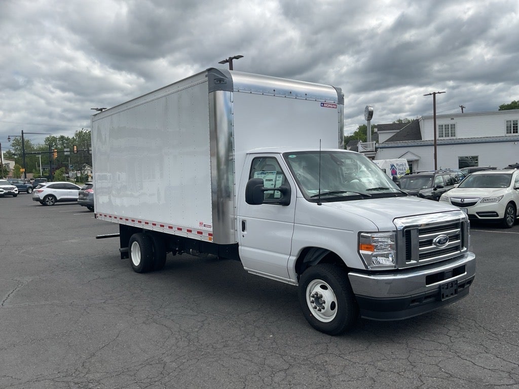 2025 Ford E-450SD Base 17 FT Box Van
