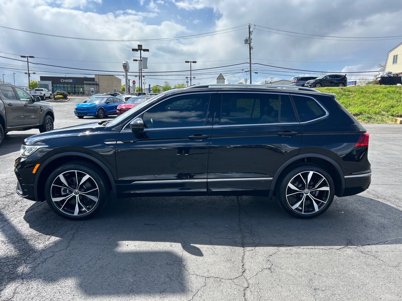2024 Volkswagen Tiguan 2.0T SEL R-Line