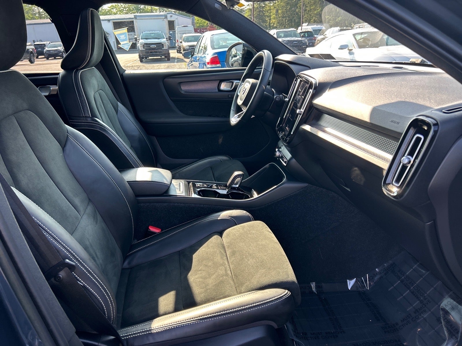 2022 Volvo XC40 R-Design