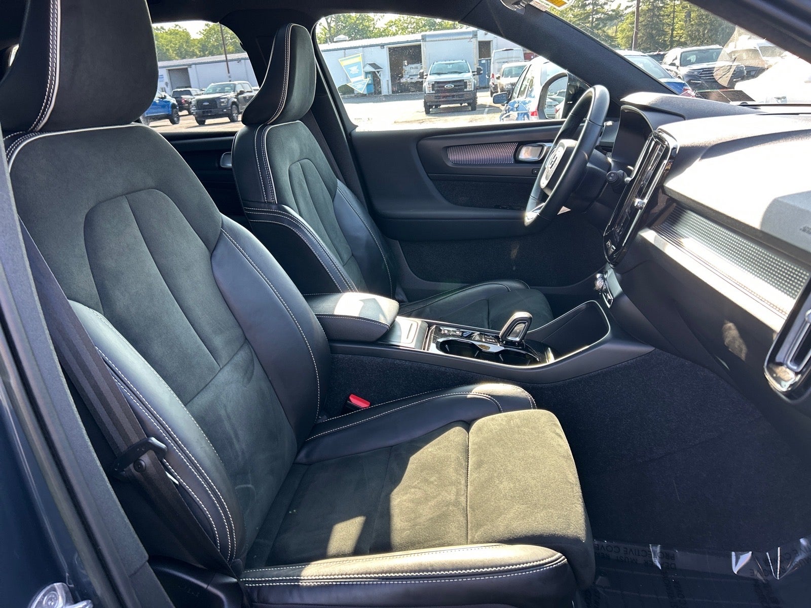 2022 Volvo XC40 R-Design