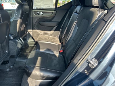 2022 Volvo XC40 R-Design